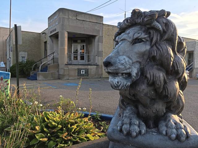 3128939_web1_web-arnoldcityhalllion