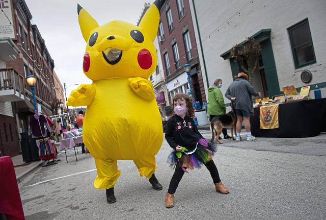3148625_web1_her-lo-sharpsstreetfair-1-110520