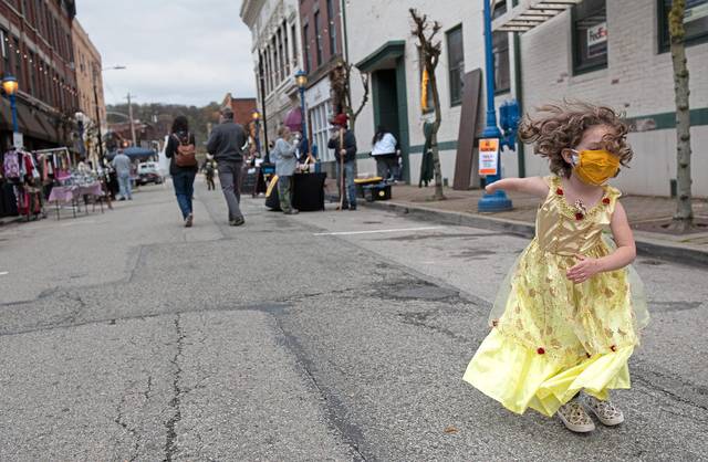 3148625_web1_her-lo-sharpsstreetfair-3-110520