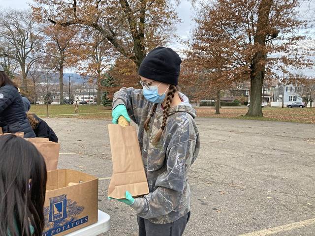 3266479_web1_SEW-foodrelief-120320--1-