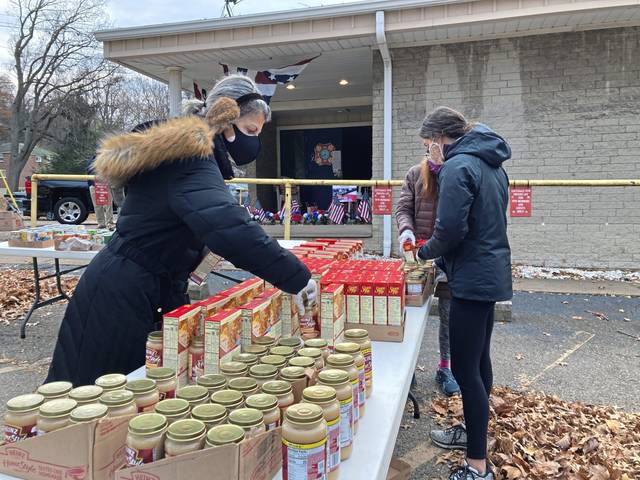 3266479_web1_SEW-foodrelief-120320--3-