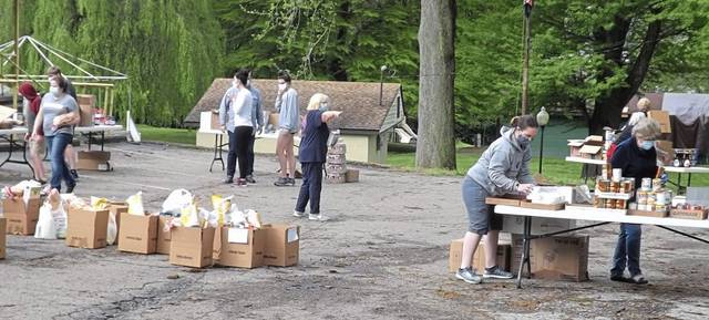 3266479_web1_SEW-foodrelief-120320--4-