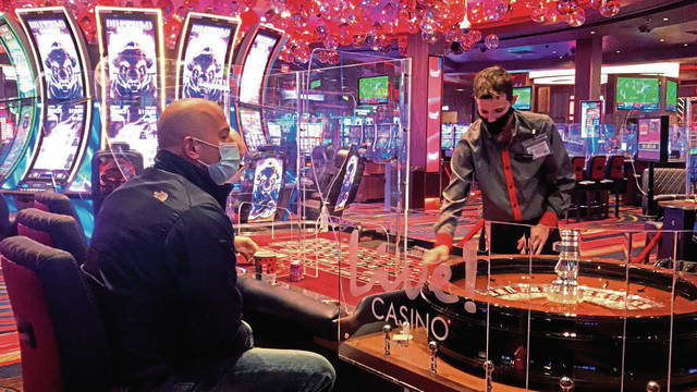 3267400_web1_gtr-CasinoOpening20201124_0173