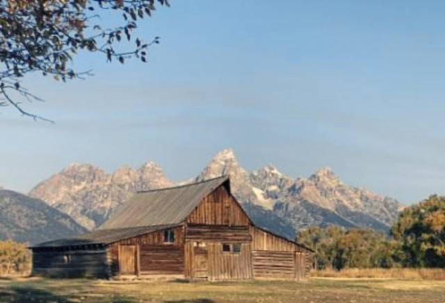 3264396_web1_Moulton-Barn2