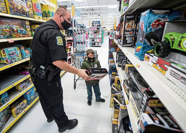 3334562_web1_gtr-shopwithcop003-121620
