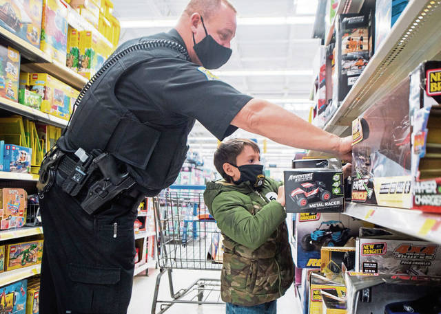 3334562_web1_gtr-shopwithcop004-121620