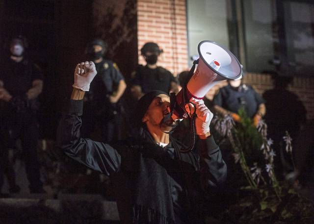 3338693_web1_ptr-protest0006-090620