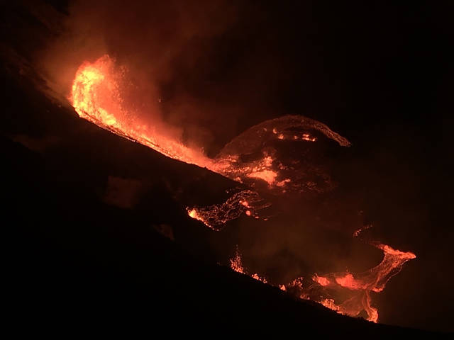 Volcano erupts on Hawaii’s Big Island, draws crowds to park