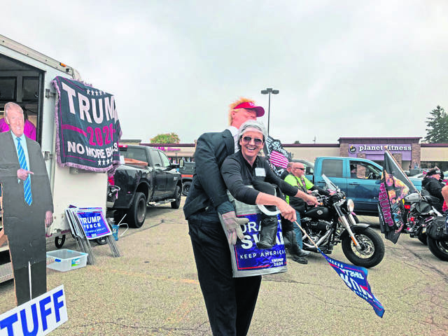 3377780_web1_vnd-trumprally4-101120