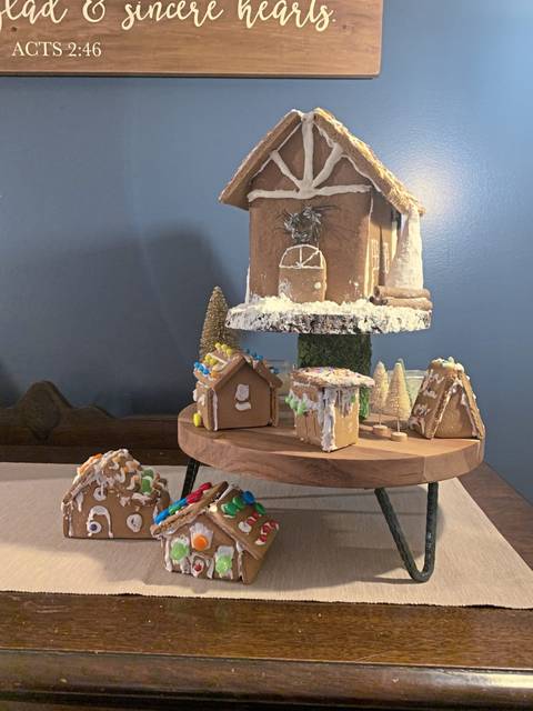 3392000_web1_ptr-gingerbreadwinner-6