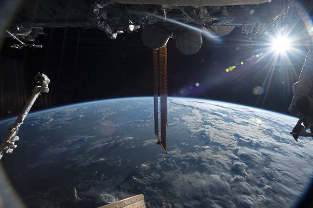 3422536_web1_Space_ISS_Earth