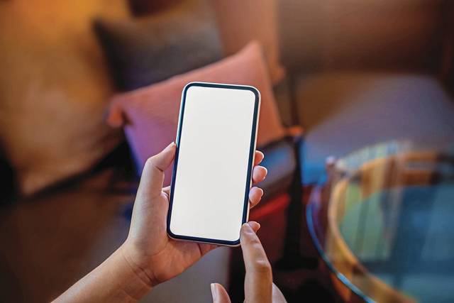 3457577_web1_web-cellphone3