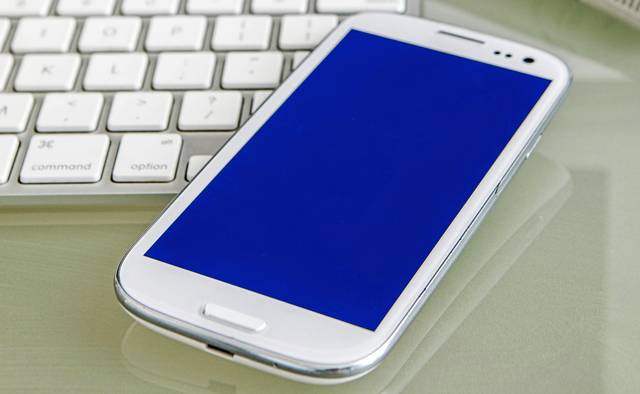 3481226_web1_web-cellphone12