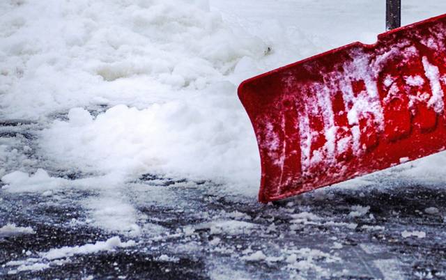 3497284_web1_web-snowshovel