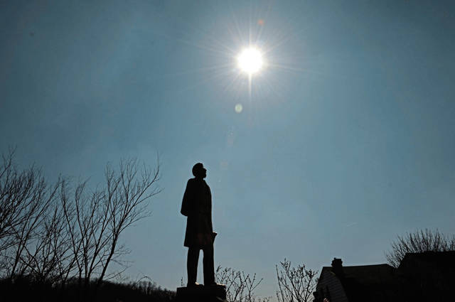 3545802_web1_ptr-lincolnstatue02-
