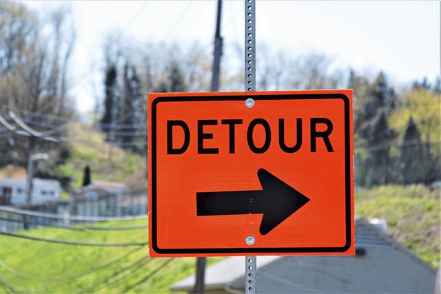 3633231_web1_WEB-detour-sign