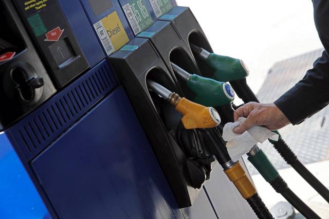 3638176_web1_web-gaspump02060520