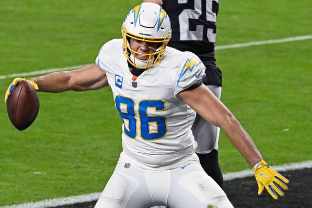 Patriots continue spending, add tight end Hunter Henry<span class="headline-video">Video <i class="fa-solid fa-circle-play"></i></span>