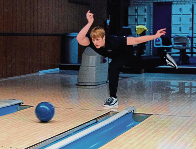 Gateway bowlers cap season at regional tournament