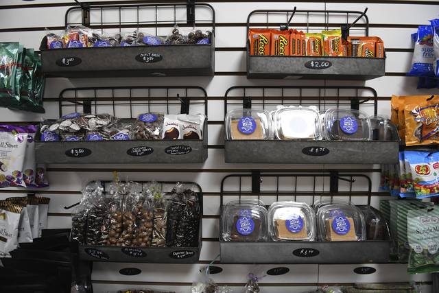 3670929_web1_sew-sweetmarket005-032621