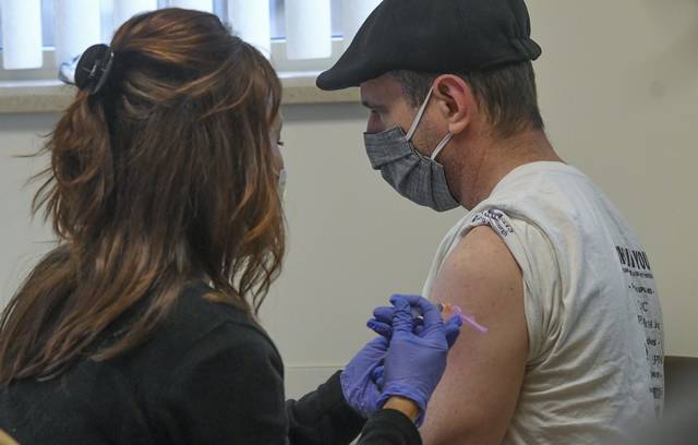 3697957_web1_HER-VaccineClinic2-040821