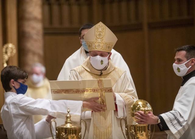 3705373_web1_gtr-chrismmass005-040421