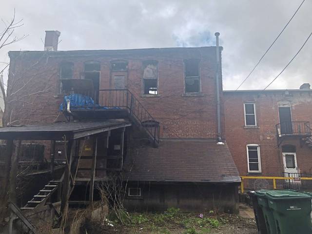 3754838_web1_gtr-Greensburg-condemned-building2