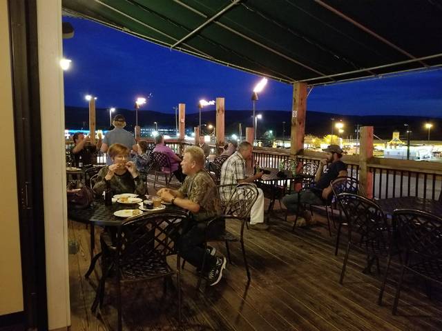 3783616_web1_THE-PIER-AT-SHARKEYS-Latrobe--nite-IMG_3606