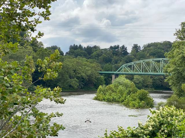 3816298_web1_Leechburg-kiski-river-outdoor-church-service