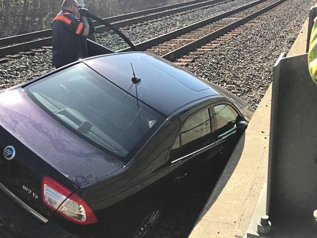 3854063_web1_Car-on-tracks