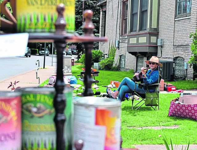 3858004_web1_her-lo-streetsale1-092019 3858004_web1_her-lo-streetsale1-092019