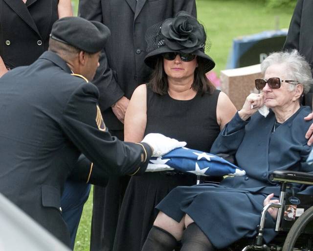 3876387_web1_PTR-MilitaryFuneral-119