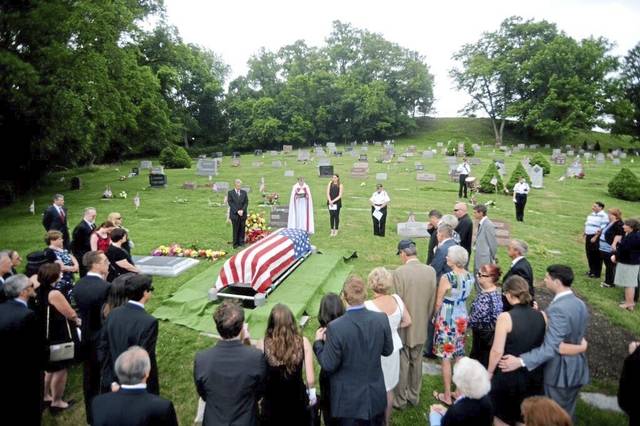 3876387_web1_PTR-MilitaryFuneral114