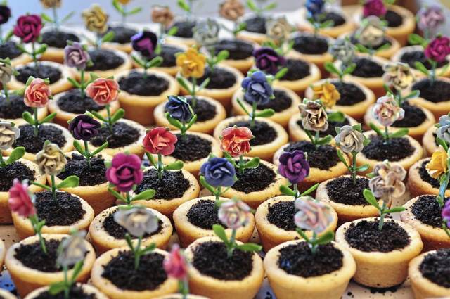 3841131_web1_ptr-weddingunique-flowercookies