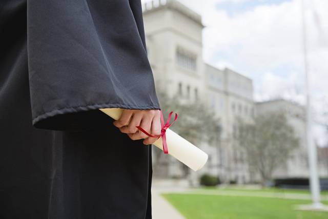 3967609_web1_WEB-graduation