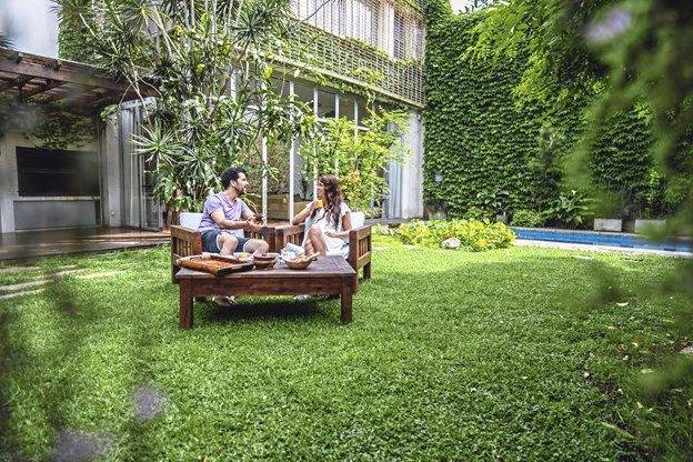 4035090_web1_7-12-21-outdoor-couple