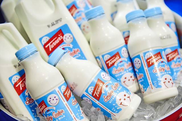 4043475_web1_gtr-SmileyCookieMilk-071521