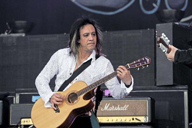 4048419_web1_ptr-cinderellaguitarist-071621