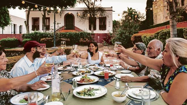 4189909_web1_extra-familyreunion