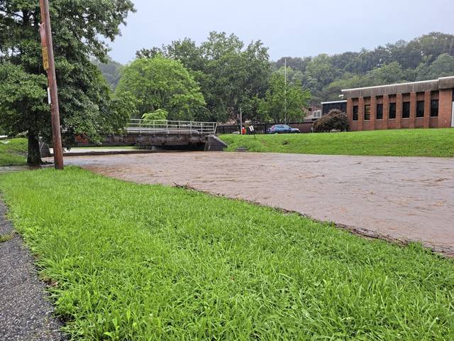 4195593_web1_vnd-valleyhighflood2-090221