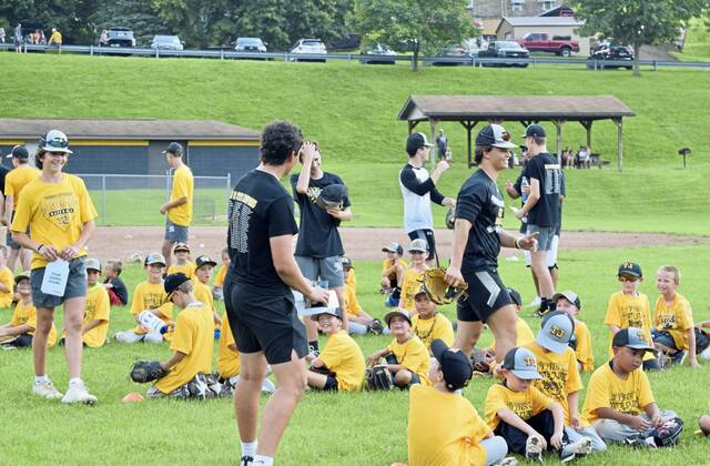 4202906_web1_shr-Baseballclinic3-093021