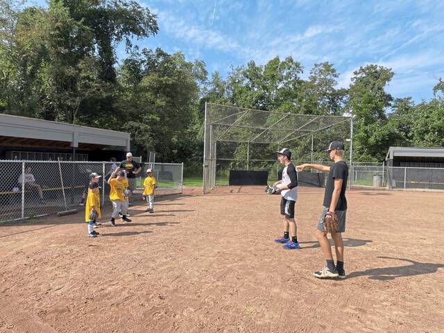 4202906_web1_shr-Baseballclinic4-093021