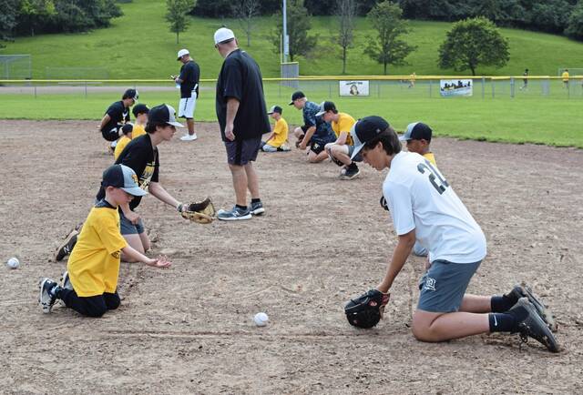 4202906_web1_shr-Baseballclinic5-093021