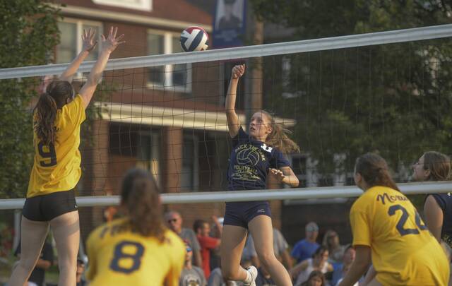 Norwin, Kiski Area girls volleyball teams gather outdoors for unique matchup