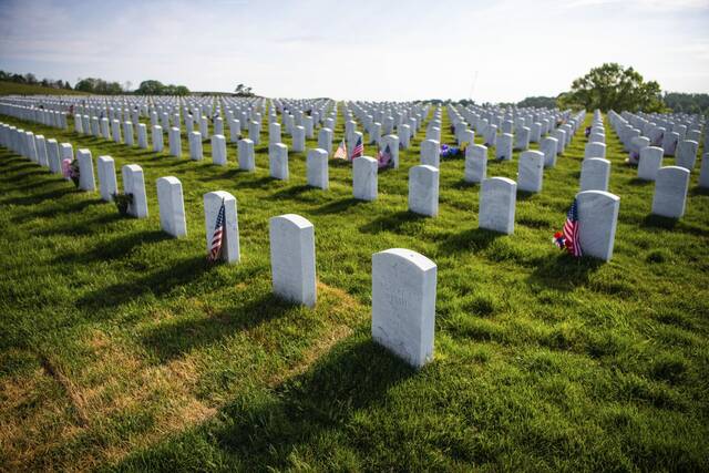 4241374_web1_PTR-LO-WreathLaying-259-052520