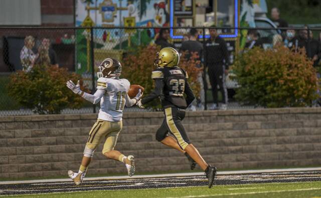 Team-first mentality helps Highlands football to 4-0 start