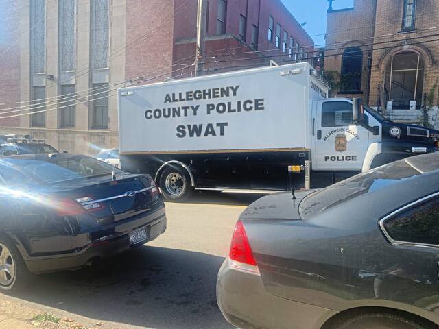 Homicide suspect dead after standoff with Pittsburgh, county police