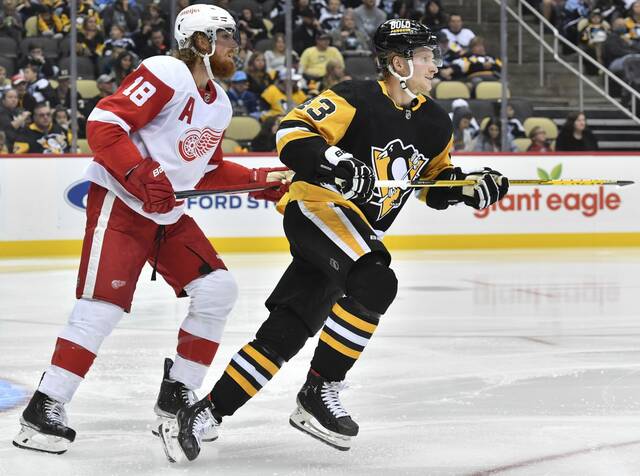 4302063_web1_ptr-Pens-RedWings09-100421A
