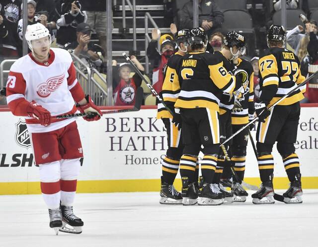 4302074_web1_ptr-Pens-RedWings01-100421