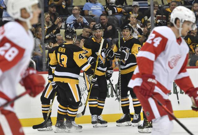 4302074_web1_ptr-Pens-RedWings03-100421